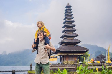 Baba ve oğul Pura Ulun Danu Bratan su Tapınağı, Bali arka planda