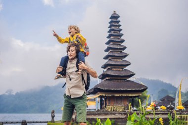 Baba ve oğul Pura Ulun Danu Bratan su Tapınağı, Bali arka planda