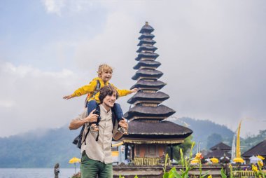 Baba ve oğul Pura Ulun Danu Bratan su Tapınağı, Bali arka planda