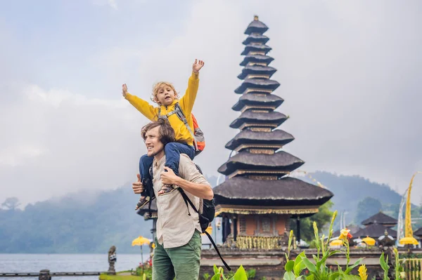 お父さんと息子のバリ島 インドネシアのプラ ウルン ブラタン寺院付近の散歩 — ストック写真