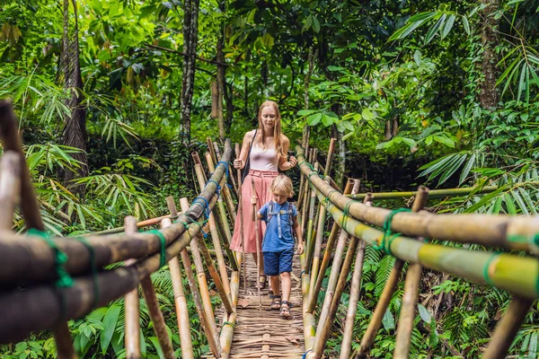 Anne Oğlu Bali Tropikal Ormanda Asma Köprü Üzerinde — Stok fotoğraf