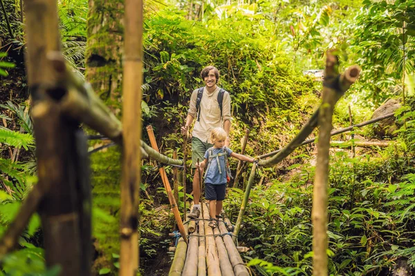 Baba Oğul Bali Asma Köprü Üzerinde Yürüyen — Stok fotoğraf