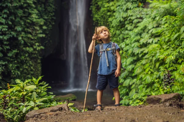 Niño Con Bastón Trekking Fondo Cascada Leke Leke Isla Bali — Foto de Stock