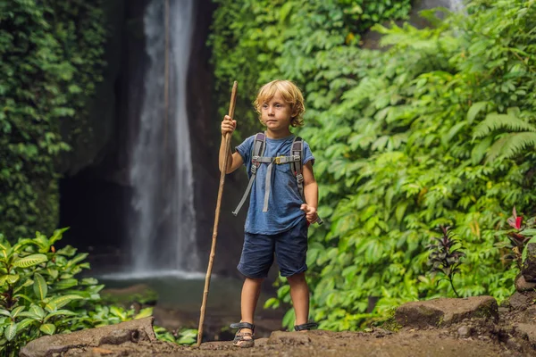 Niño Con Bastón Trekking Fondo Cascada Leke Leke Isla Bali — Foto de Stock