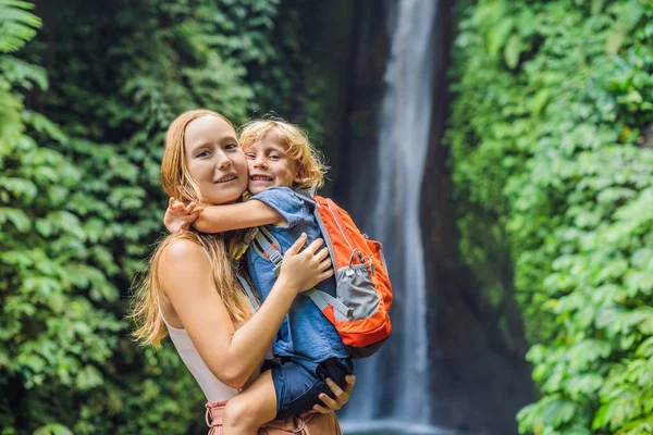 Matka Syn Objímání Pozadí Leke Leke Vodopád Ostrově Bali Indonésie — Stock fotografie