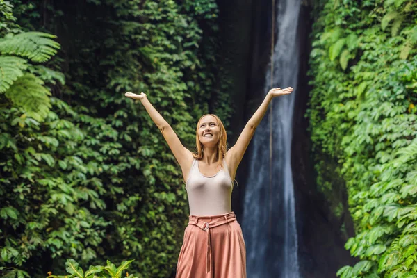Młoda Kobieta Turystycznych Tle Leke Leke Wodospad Wyspie Bali Indonezja — Zdjęcie stockowe