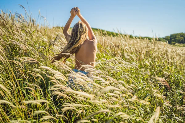 Junge Frau Sommer Auf Feld Mit Weizenspitzen — Stockfoto