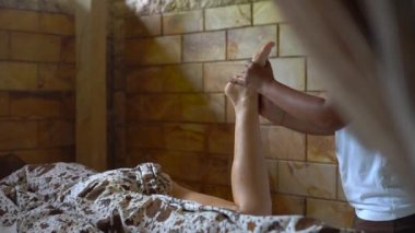 Slowmotion vurdu. Bali dili Masaj. Tay masajı. Spa prosedürler