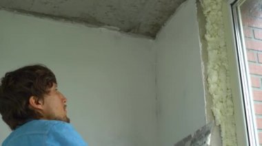 Bir genç ressamın uygulanan macun duvar resmini Slowmotion