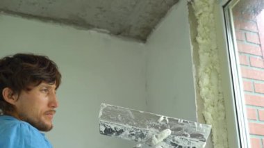 Bir genç ressamın uygulanan macun duvar resmini Slowmotion
