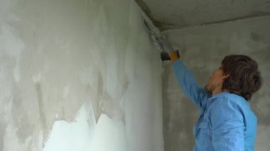Bir genç ressamın uygulanan macun duvar resmini Slowmotion