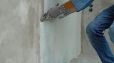 Bir genç ressamın uygulanan macun duvar resmini Slowmotion