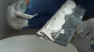 Bir genç ressamın uygulanan macun duvar resmini Slowmotion