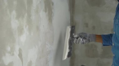 Bir genç ressamın uygulanan macun duvar resmini Slowmotion