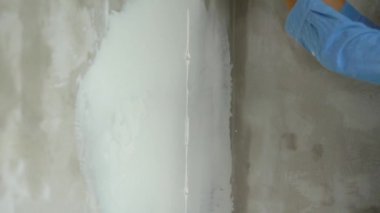 Bir genç ressamın uygulanan macun duvar resmini Slowmotion