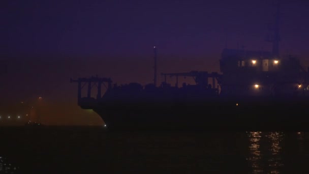 Fartygets siluett i hamn på natten — Stockvideo