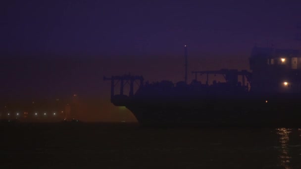 Barco fantasma en el puerto — Vídeo de stock