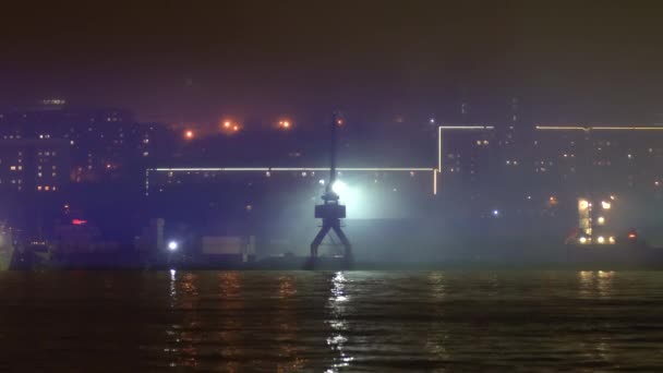 Siluet derek di pelabuhan pada malam hari. Pengisian dan bongkar muat malam hari. Konsep kerja round-the-clock dari port — Stok Video