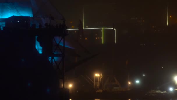 Een groot zeilschip met blauwe verlichting zeilen zwemt langs de haven. Het concept van grote menselijke inspanningen en ambities — Stockvideo