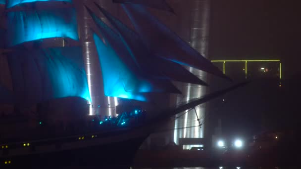 Lungo il porto nuota un grande vascello a vela con illuminazione blu. Il concetto di grandi sforzi e aspirazioni umane — Video Stock