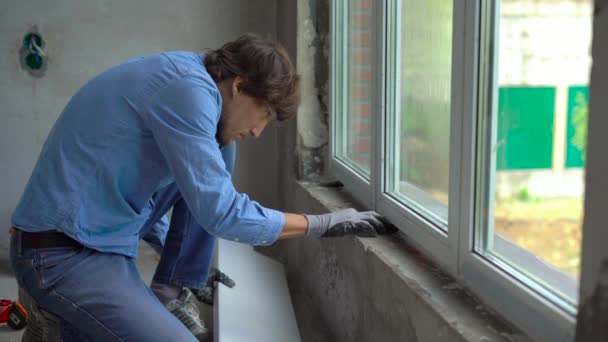 Joven instalando ventanas de una ventana de plástico — Vídeos de Stock