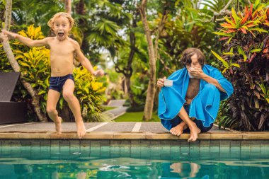 Peçete ile oturma ve çocuk yüzme havuzu atlama sırasında sıcak çay içme hayal kırıklığına hasta adamı 