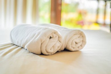 Bali villa yatakta bej havlu