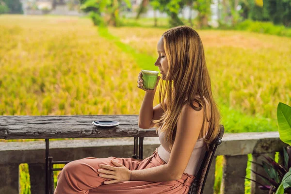 Молода Жінка Matcha Латте Кафе Veranda Біля Рисові Тераси Балі — стокове фото