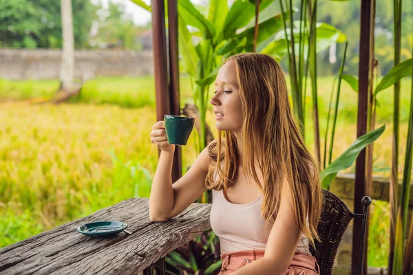 Kobieta Pije Kawę Werandzie Kawiarni Pobliżu Tarasów Ryżowych Wyspie Bali — Zdjęcie stockowe