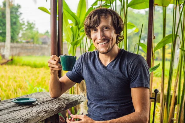 Uomo Con Tazza Caffè Sulla Veranda Del Caffè Vicino Terrazze — Foto Stock