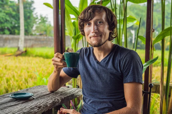 Людина Чашкою Кави Кафе Veranda Біля Рисові Тераси Балі Індонезія — стокове фото