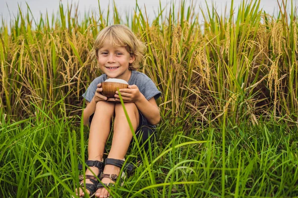 Jongen Houden Van Houten Schaal Met Gekookte Rijst Veld — Stockfoto