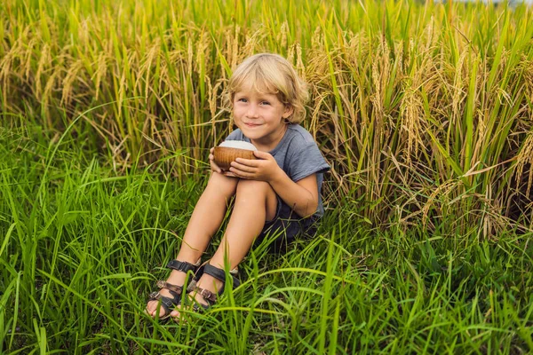 Ahşap Kase Haşlanmış Pirinç Ile Alanında Tutan Çocuk — Stok fotoğraf