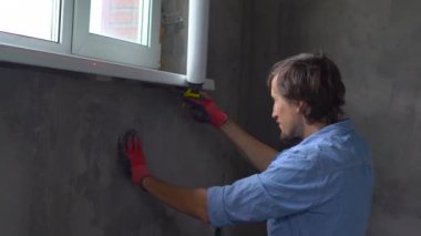 Genç adam yapım pencere onarım poliüretan köpük 