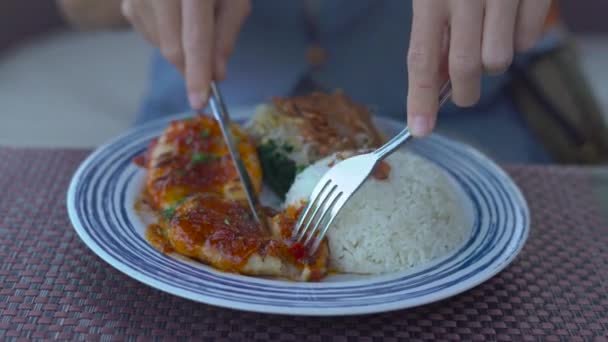 Manos Femeninas Rebanando Chuleta Con Tenedor Cuchillo Placa — Vídeos de Stock