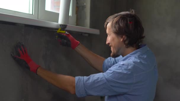 Homme Chemise Bleue Faisant Réparation Fenêtre Avec Mousse Polyuréthane — Video