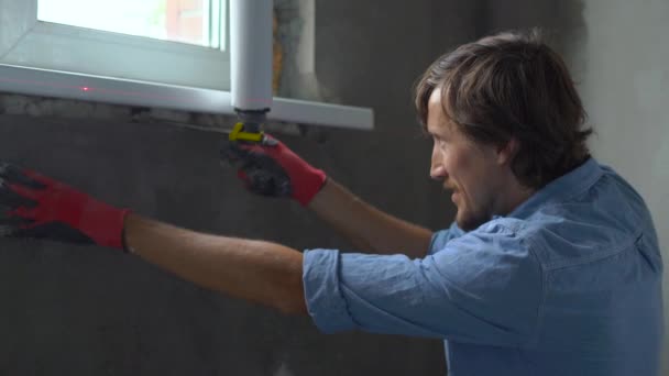 Mann Macht Fensterreparatur Mit Polyurethanschaum — Stockvideo