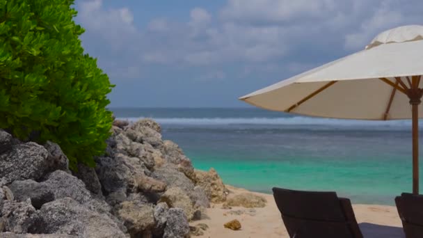 Sunshade Dengan Kursi Pantai Latar Belakang Gelombang Badai — Stok Video