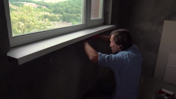 Junger Mann Handschuhen Installiert Fensterbank Haus — Stockvideo