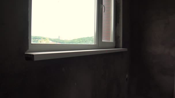 室内の窓枠をインストールする手袋の若い男 — ストック動画