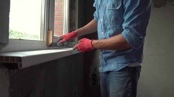 Joven Con Guantes Instalando Alféizar Ventana Interior — Vídeos de Stock