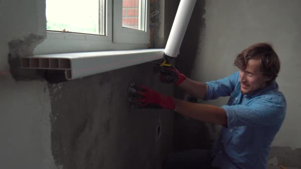 Jeune Homme Gants Installant Seuil Fenêtre Intérieur — Video