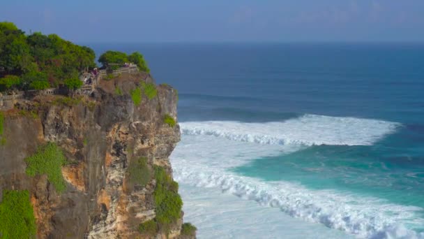 Golven Oceaan Mensen Lopen Grote Klif Bali Eiland — Stockvideo