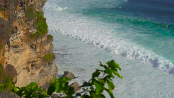 海洋中的波浪和巴厘岛的大悬崖 — 图库视频影像