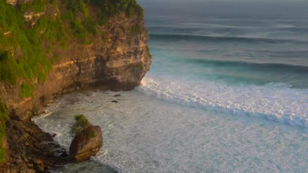 Yavaş Hareket Okyanus Bali Adası Kayalar Üzerinden Büyük Dalgaların — Stok video