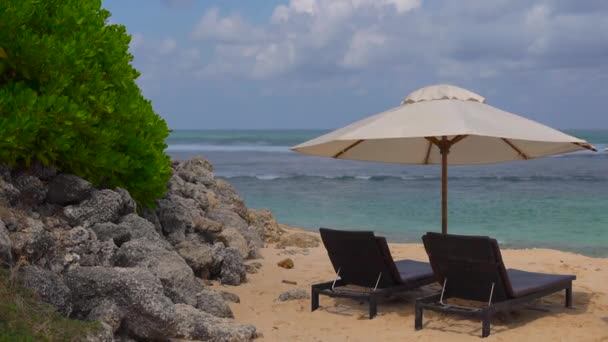 Parasol Met Strandstoelen Stormachtige Golven Achtergrond — Stockvideo