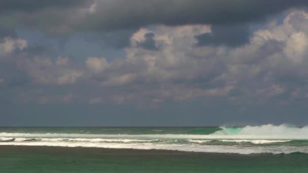 Foto en cámara lenta de grandes olas en la playa de Melasti en la isla de Bali — Vídeo de stock