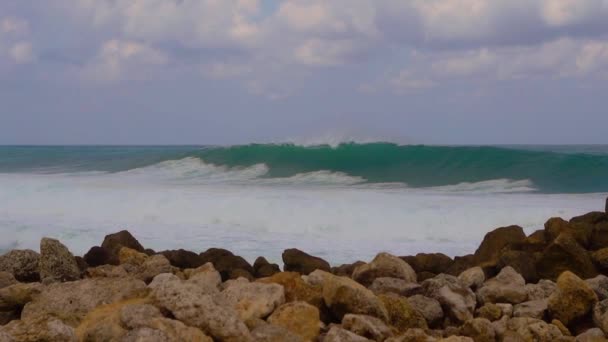 Slowmotion στιγμιότυπο από μεγάλα κύματα στην παραλία Melasti στο νησί του Μπαλί — Αρχείο Βίντεο