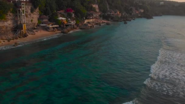 Légi lassított lövés a szörfözés helyszínen egy trópusi szigeten a naplemente — Stock videók