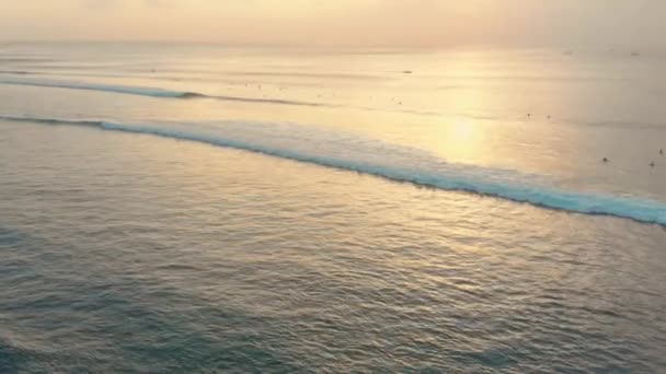 Captura aérea en cámara lenta de un lugar de surf en una isla tropical al atardecer — Vídeos de Stock